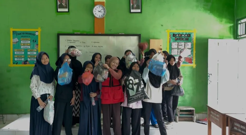Mahasiswa KKN Tematik Universitas Hasanuddin Gelombang 115 bersama siswa MTs DDI Amparita menunjukkan hasil pengumpulan limbah plastik yang akan diolah menjadi ecobrick dalam rangka pengembangan Pojok Bahasa Arab Kreatif berbasis edukasi lingkungan, sebagai upaya integratif memperkuat literasi bahasa Arab sekaligus menanamkan kesadaran pengelolaan sampah sejak dini di Kelurahan Amparita, Kecamatan Tellu Limpoe, Kabupaten Sidenreng Rappang.